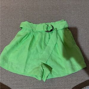 Green linen shorts with buckle